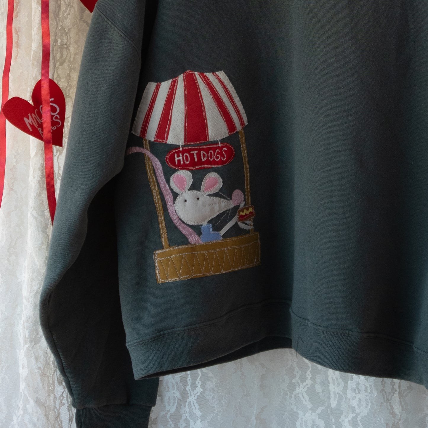 Hotdog slingin’ rat crewneck (xl)