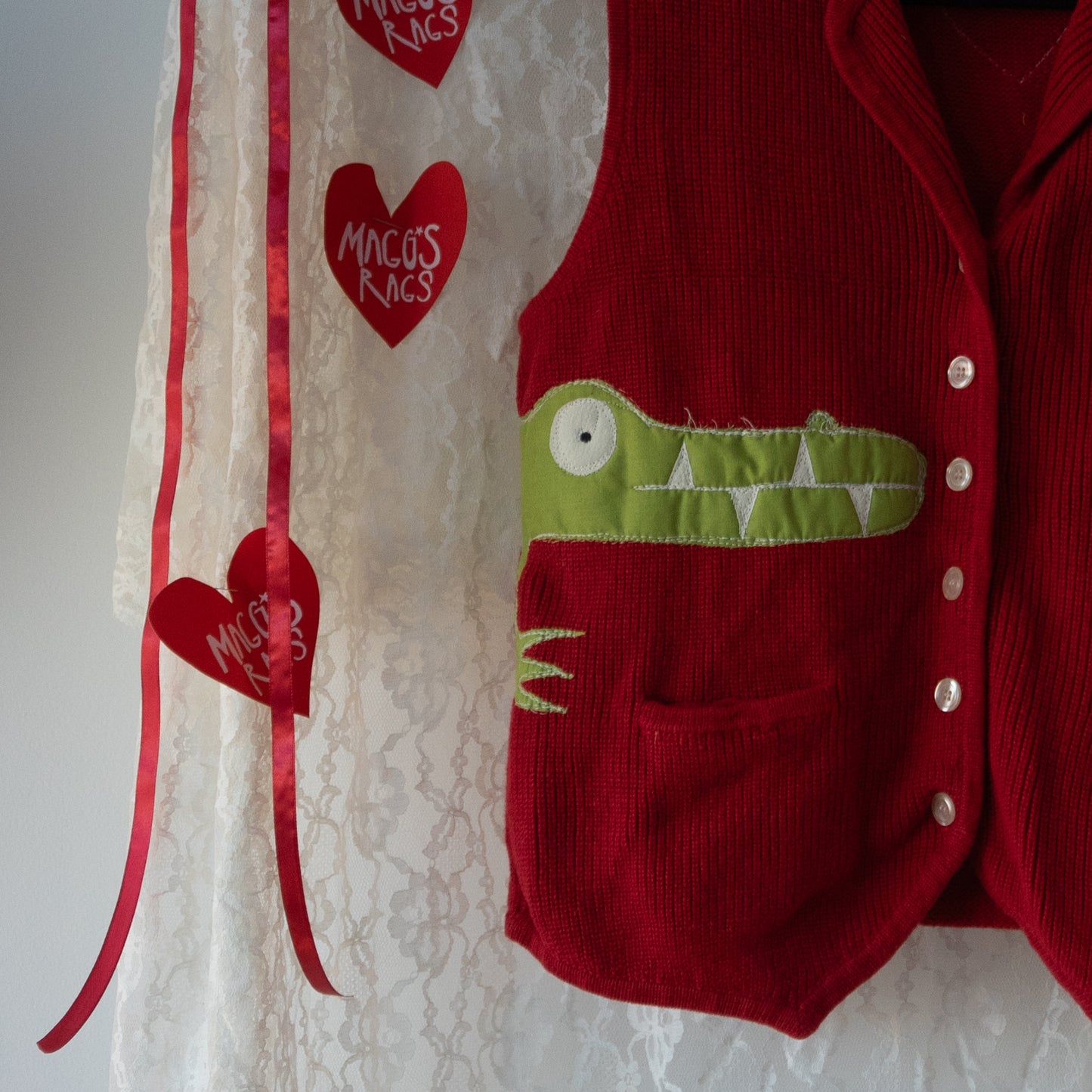 Wraparound gator button up sweater vest (m)