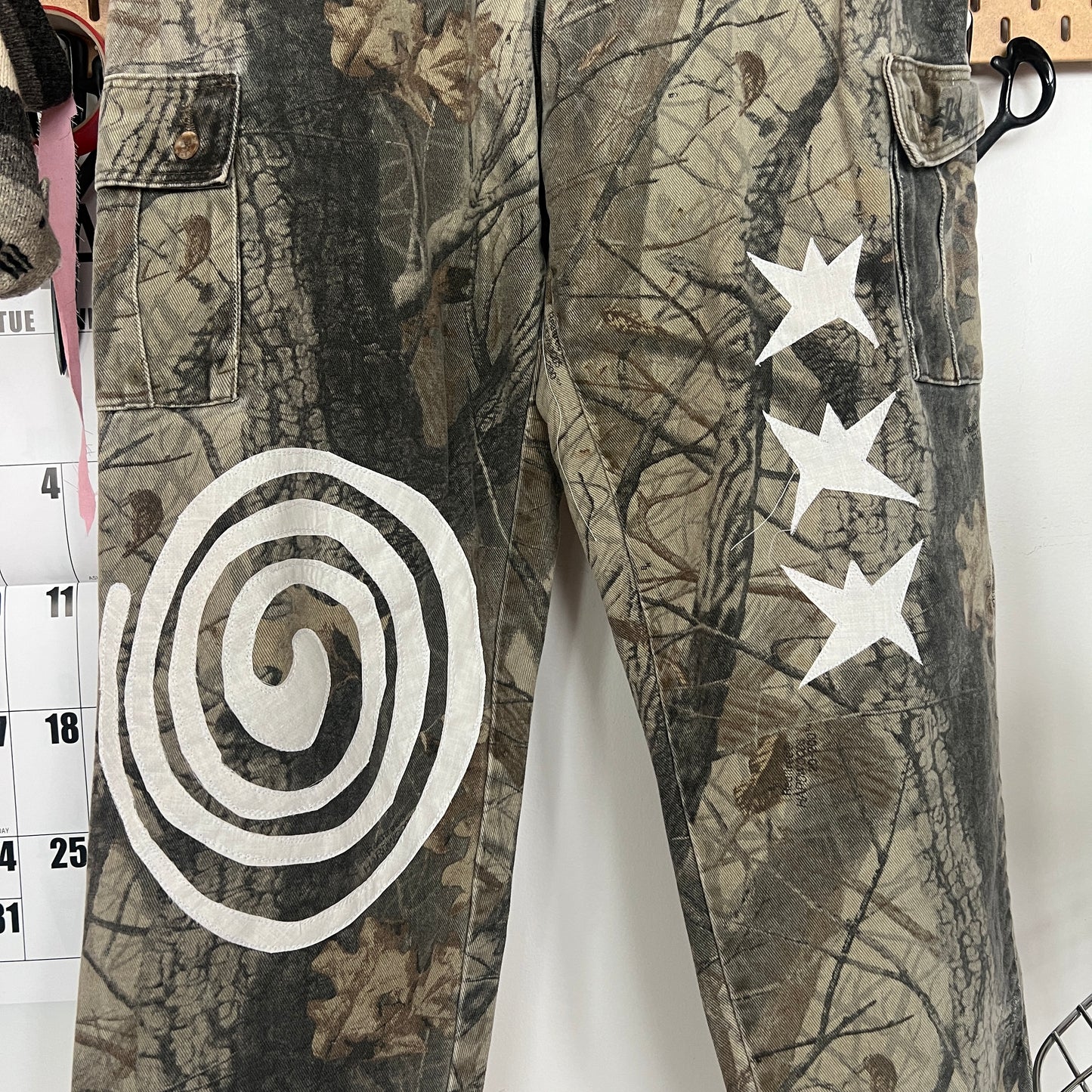 Stars and swirl camo pants (28x31)