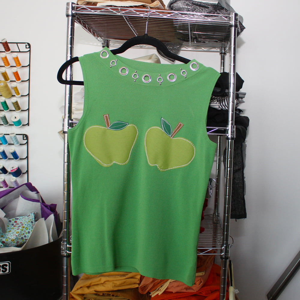 Apple (•)(•)’s and grommets tank(M/L)