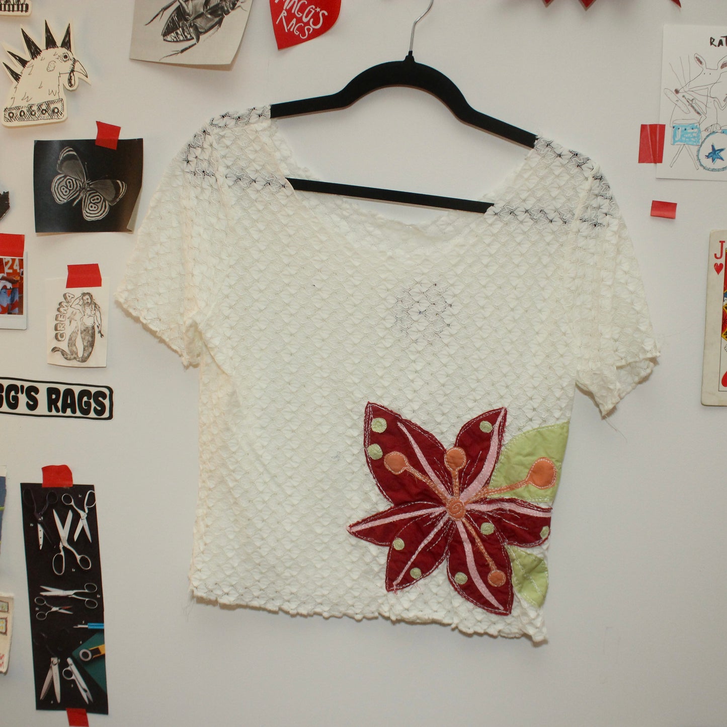 Off the shoulder lace n’ lily top(M/L)