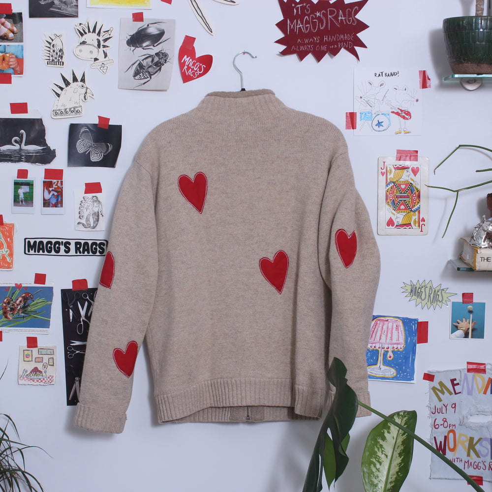 
                      
                        All over heart zip up fleece(XL)
                      
                    