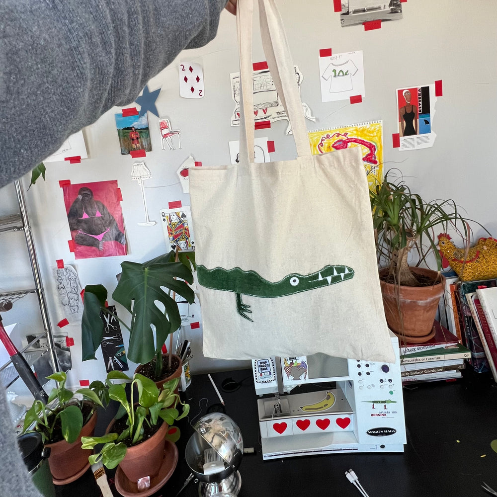 
                      
                        360° gator tote
                      
                    