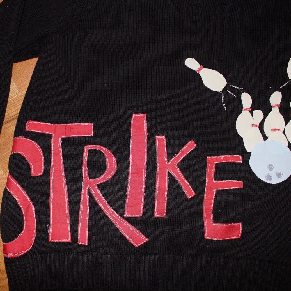 
                      
                        STRIKE sweater(XL)
                      
                    