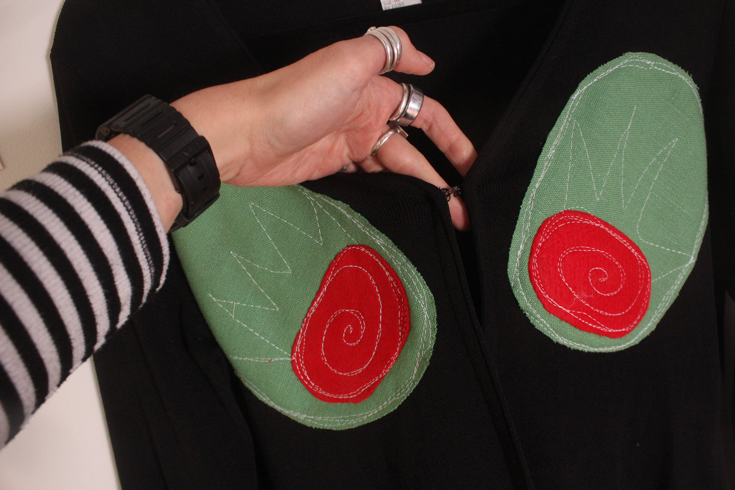 Olive (•)(•)’s split front sweater(medium)