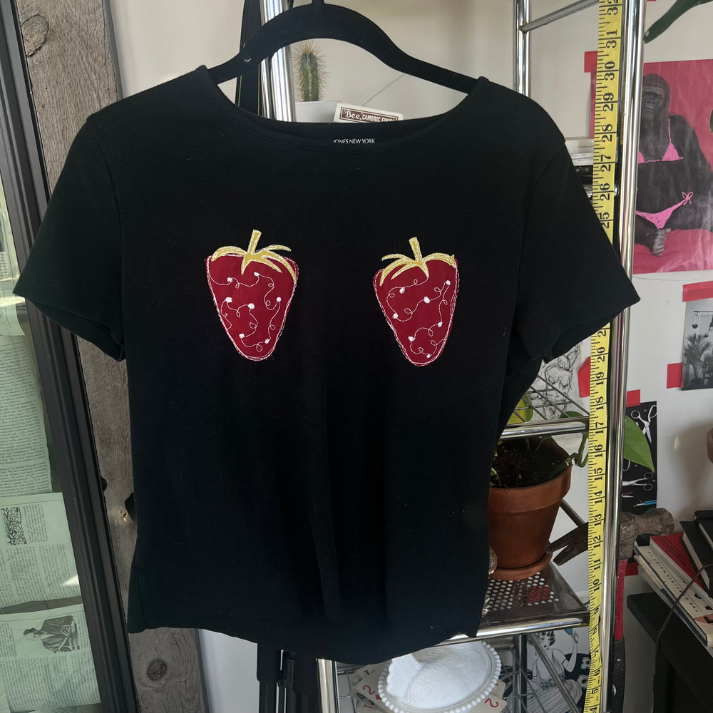 Strawberry (•)(•)’s tee(large)