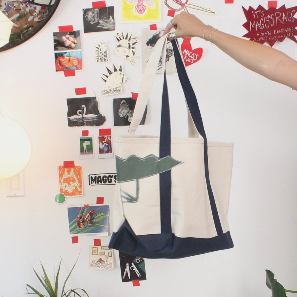 
                      
                        Gator 360° tote
                      
                    