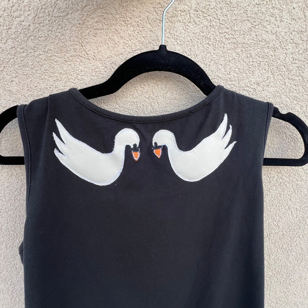 
                      
                        Swans in love tank(small)
                      
                    