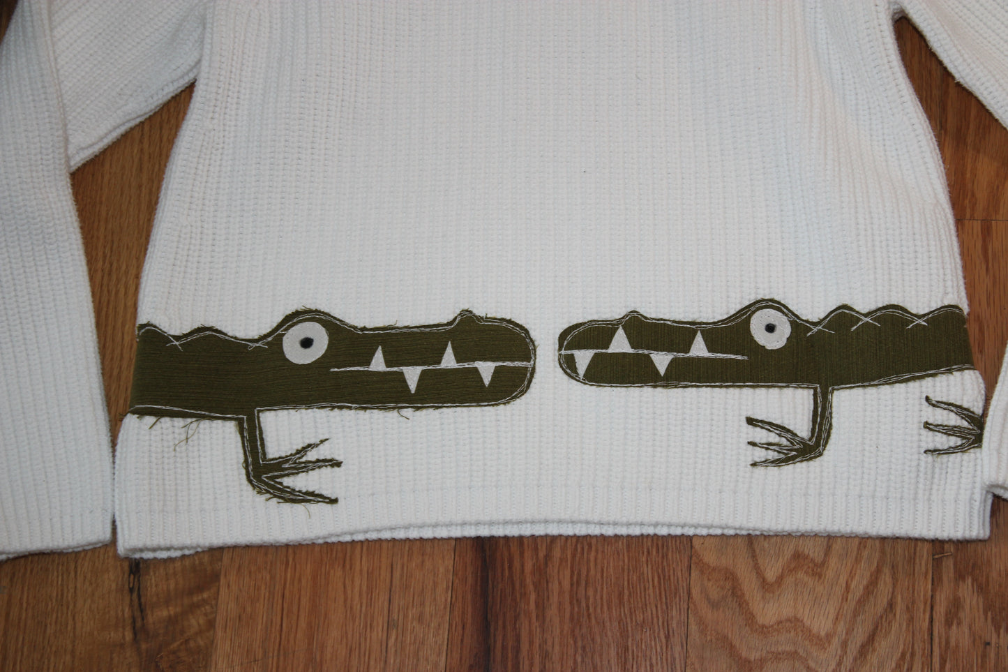 Gator kiss sweater(small)