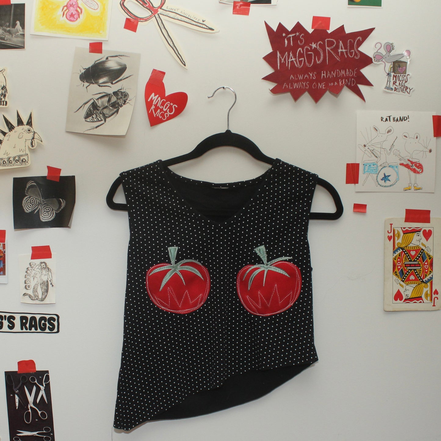 Asymmetrical tomato (.)(.)’s tank(medium)