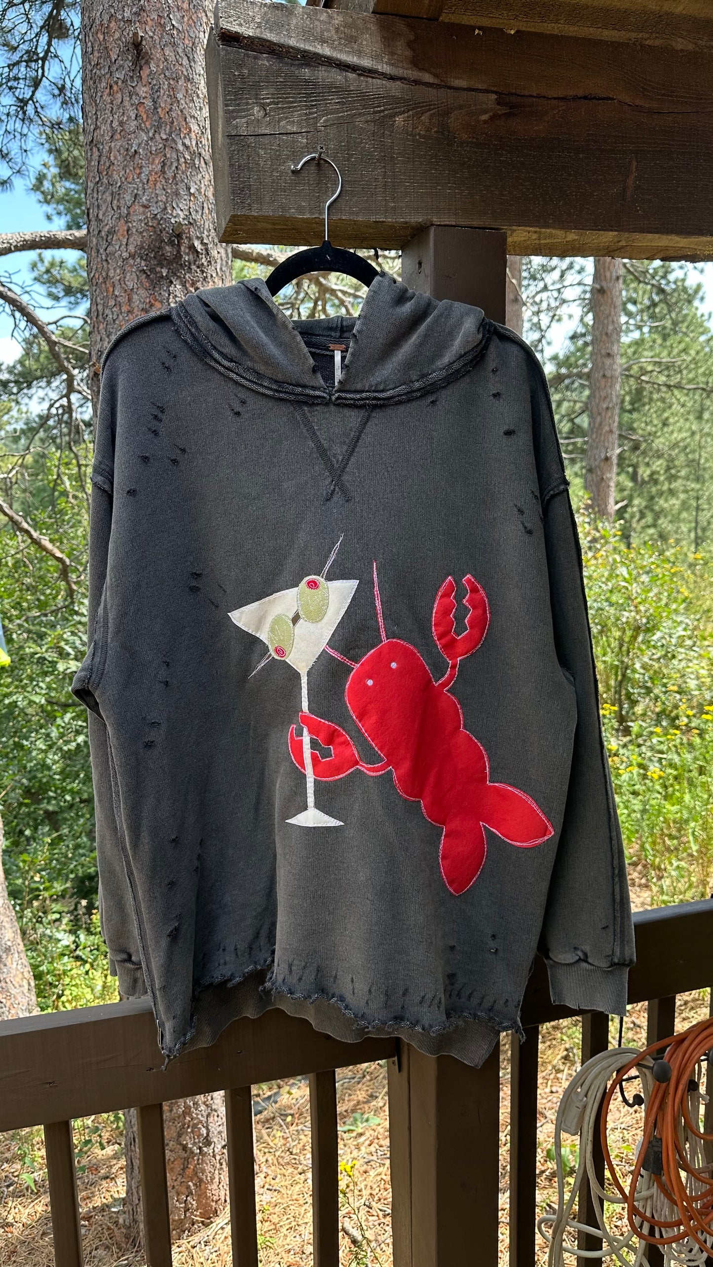 Distressed lobster-tini hoodie(XL)