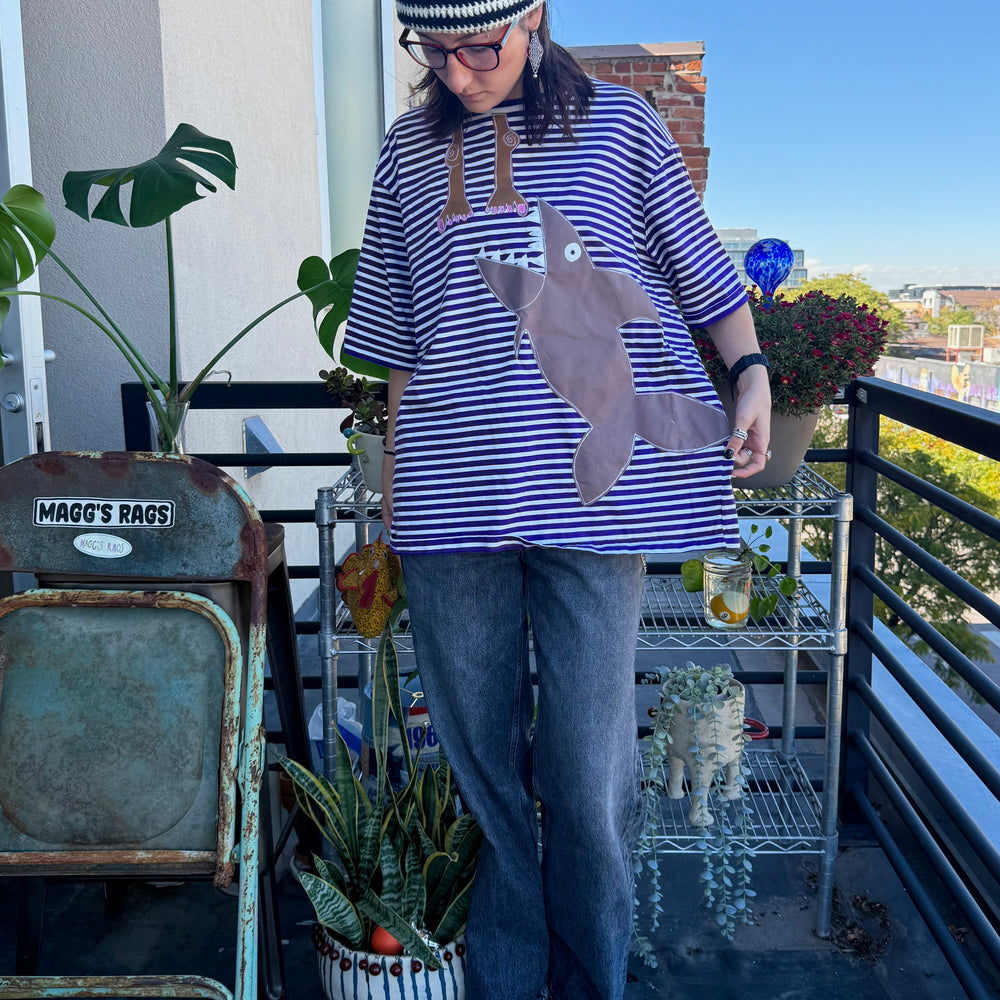 Shark attack striped tee(XL)