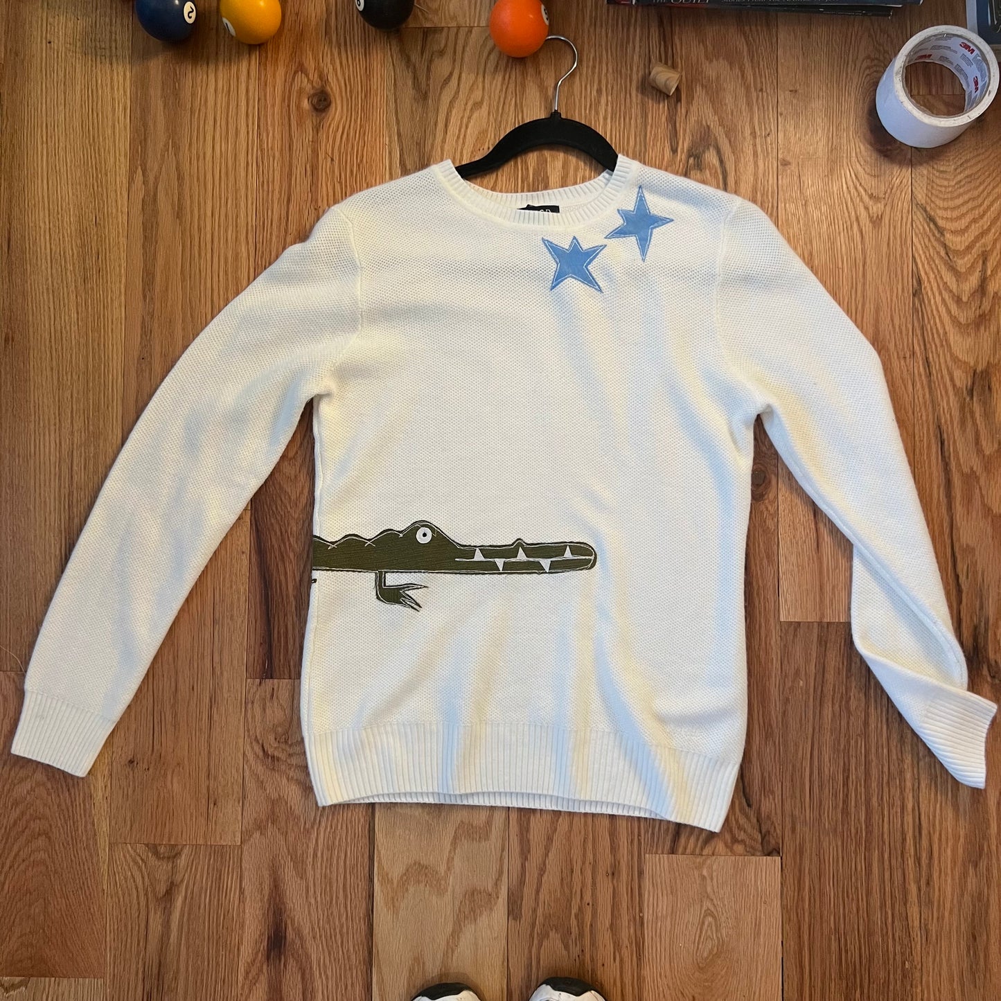 Gator ‘n star sweater(medium)