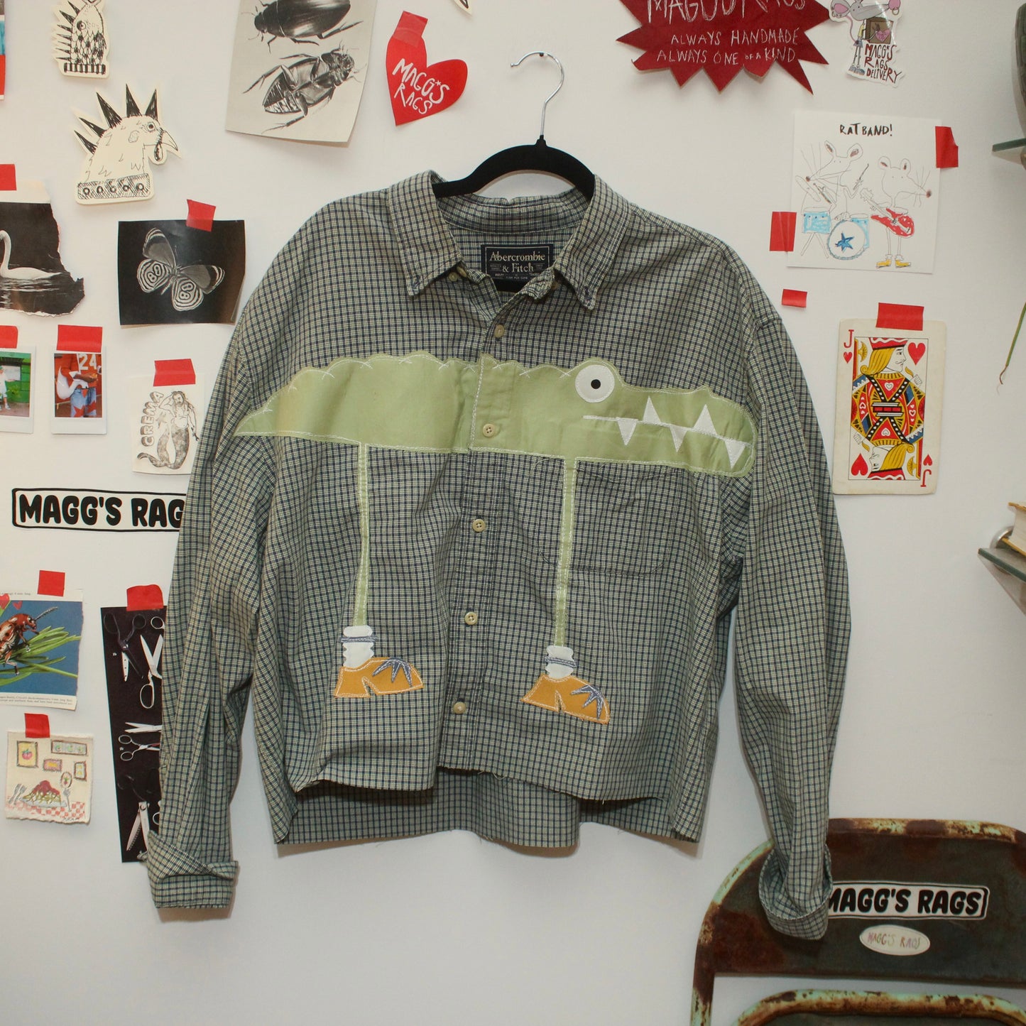 Gator n’ clogs button down(XL)