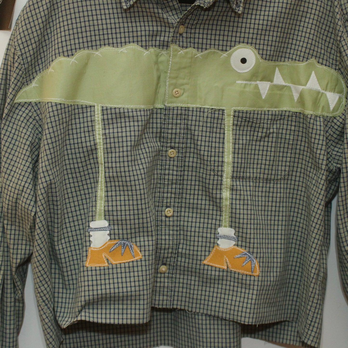 Gator n’ clogs button down(XL)
