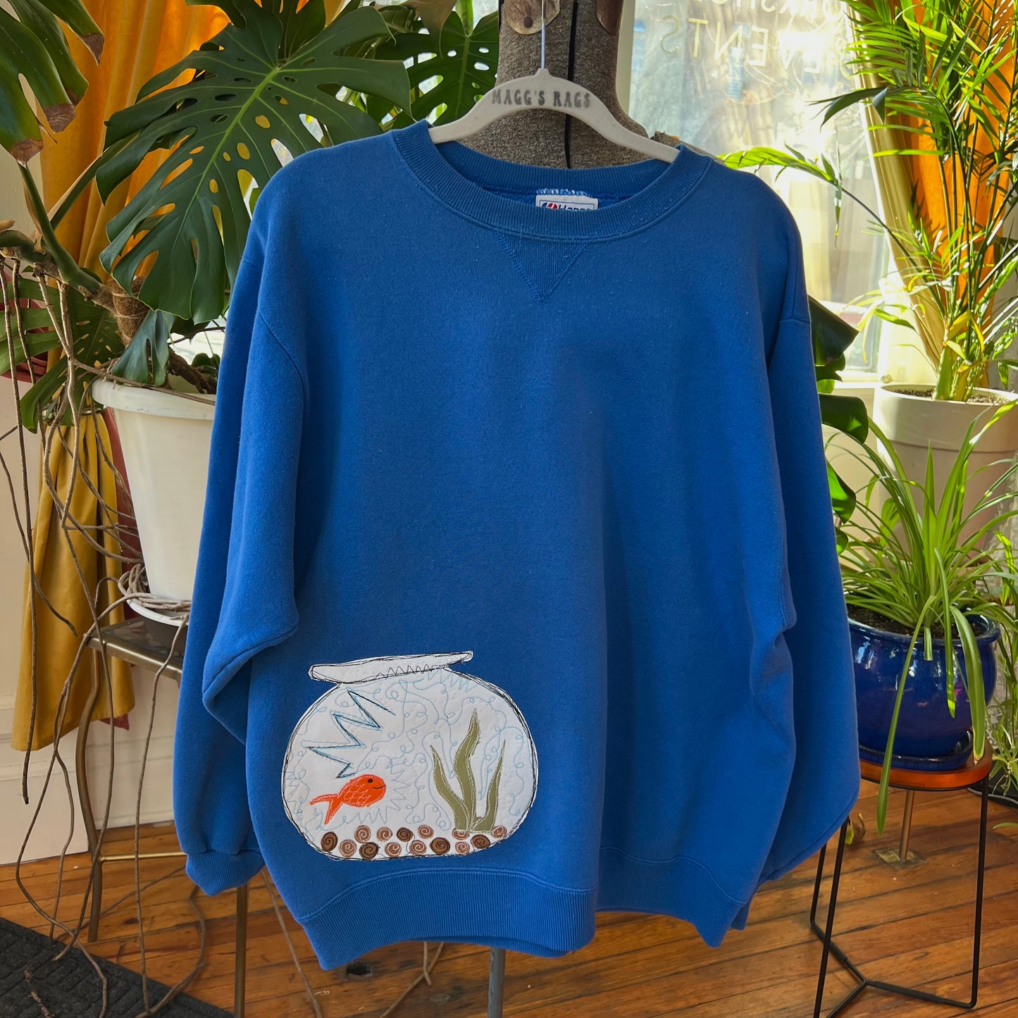 Fish bowl embroidered crew